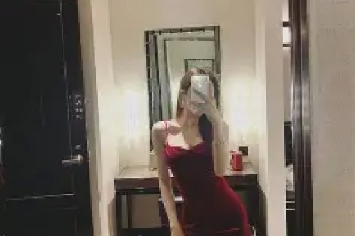 看宋雨琦穿短裙出席活动对长辈90度鞠躬才懂她火都是有原因的